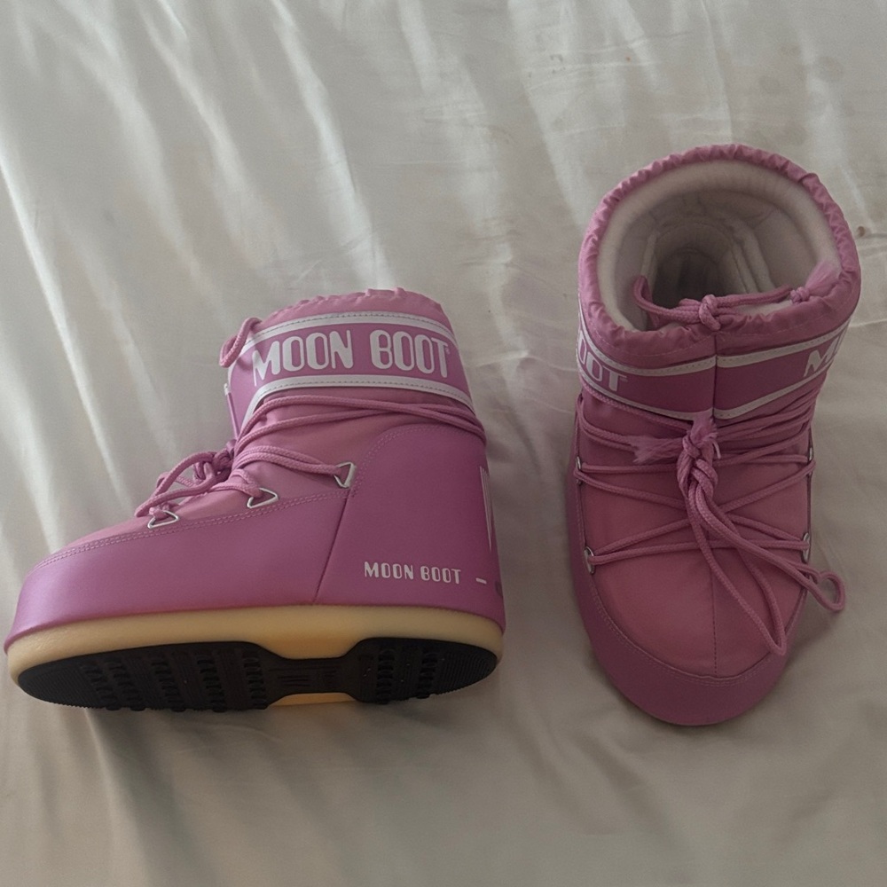 Moon Boot women’s Light Pink Snow Boots